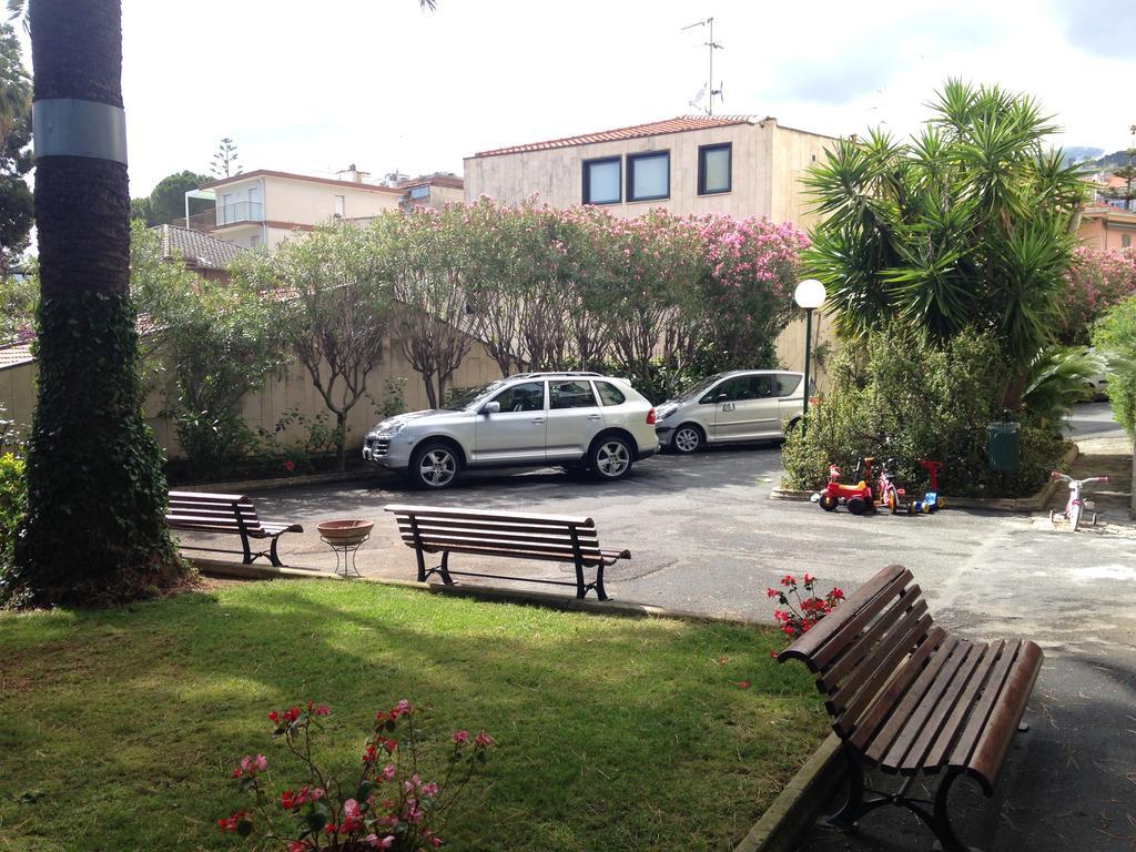 Tirrenia Beach House - Sea Front With Private Beach Sanremo Eksteriør bilde